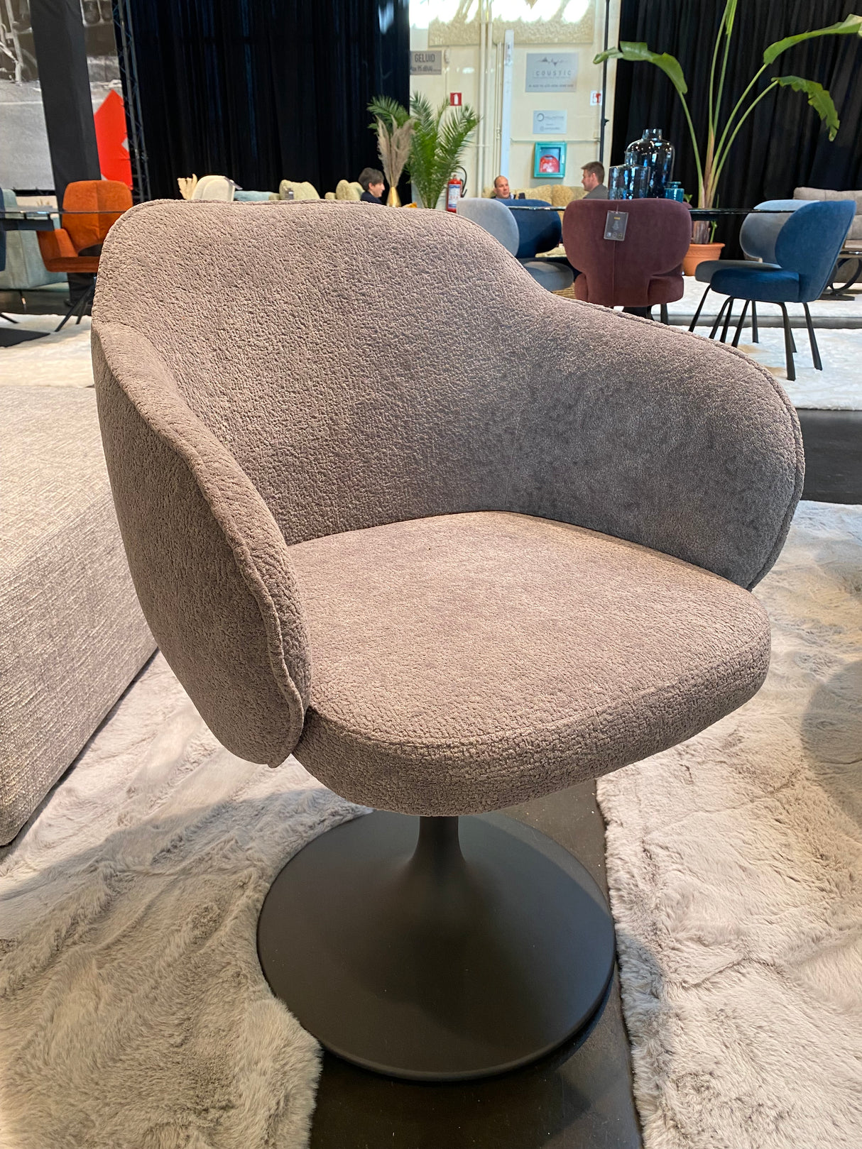 Chaise de repas Calise en situation - en showroom - tissu 100% polyester