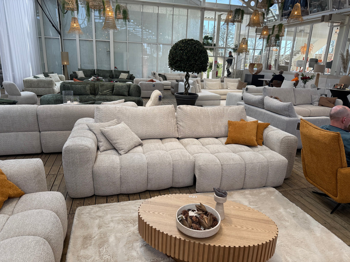 Canapé droit EloÏse en situation - en shworoom - assise coulissante électrique