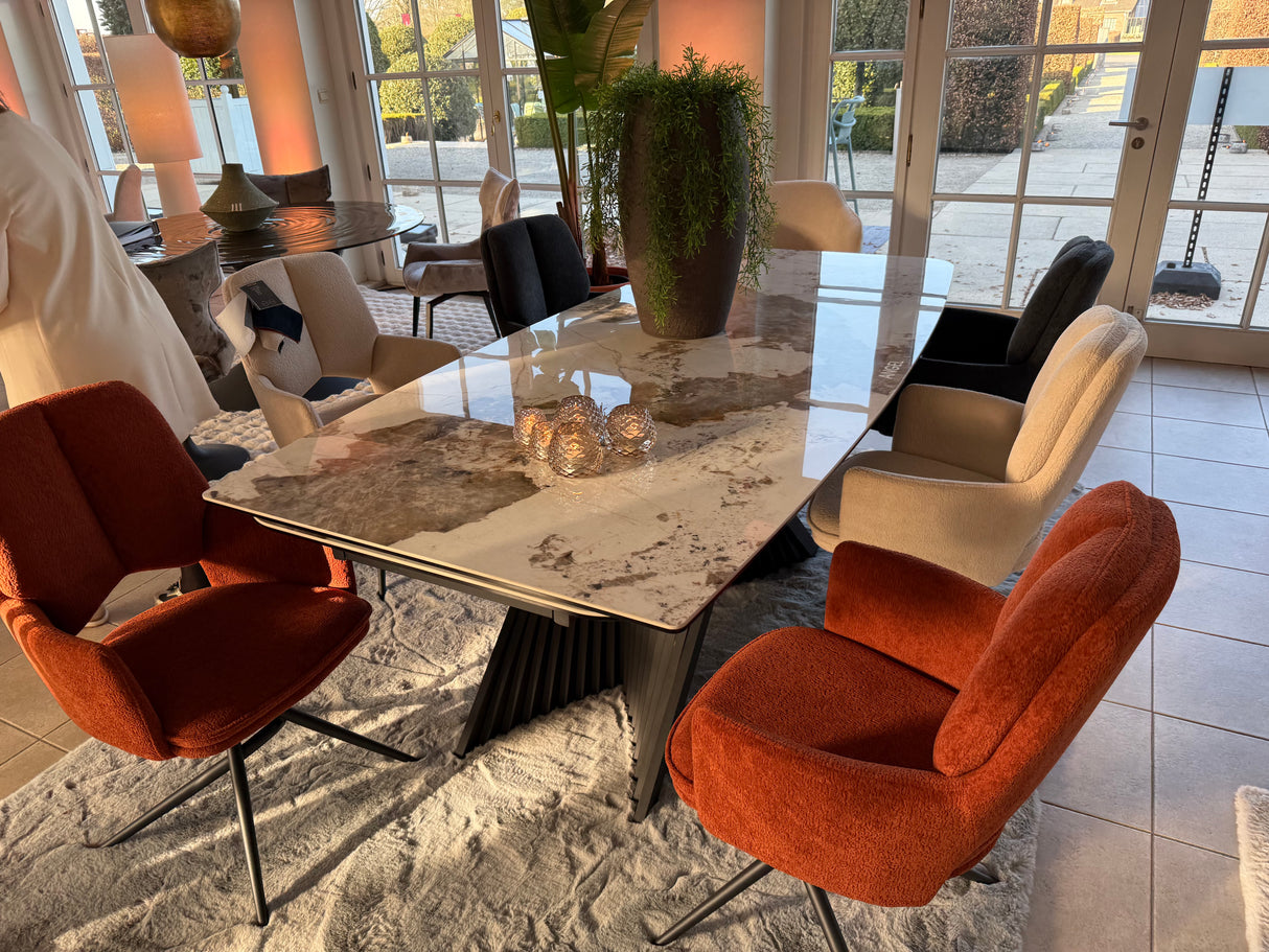 Table Sirocco en situation - en showroom - pied métal