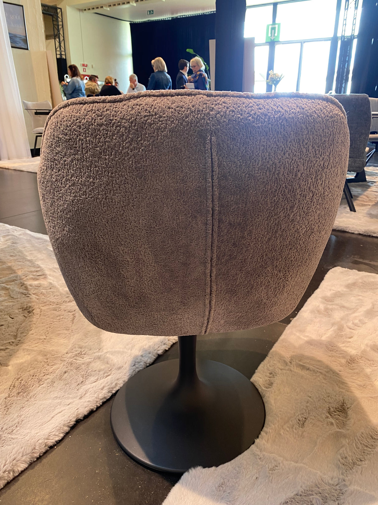 Chaise de repas Calise en situation - en showroom - tissu 100% polyester