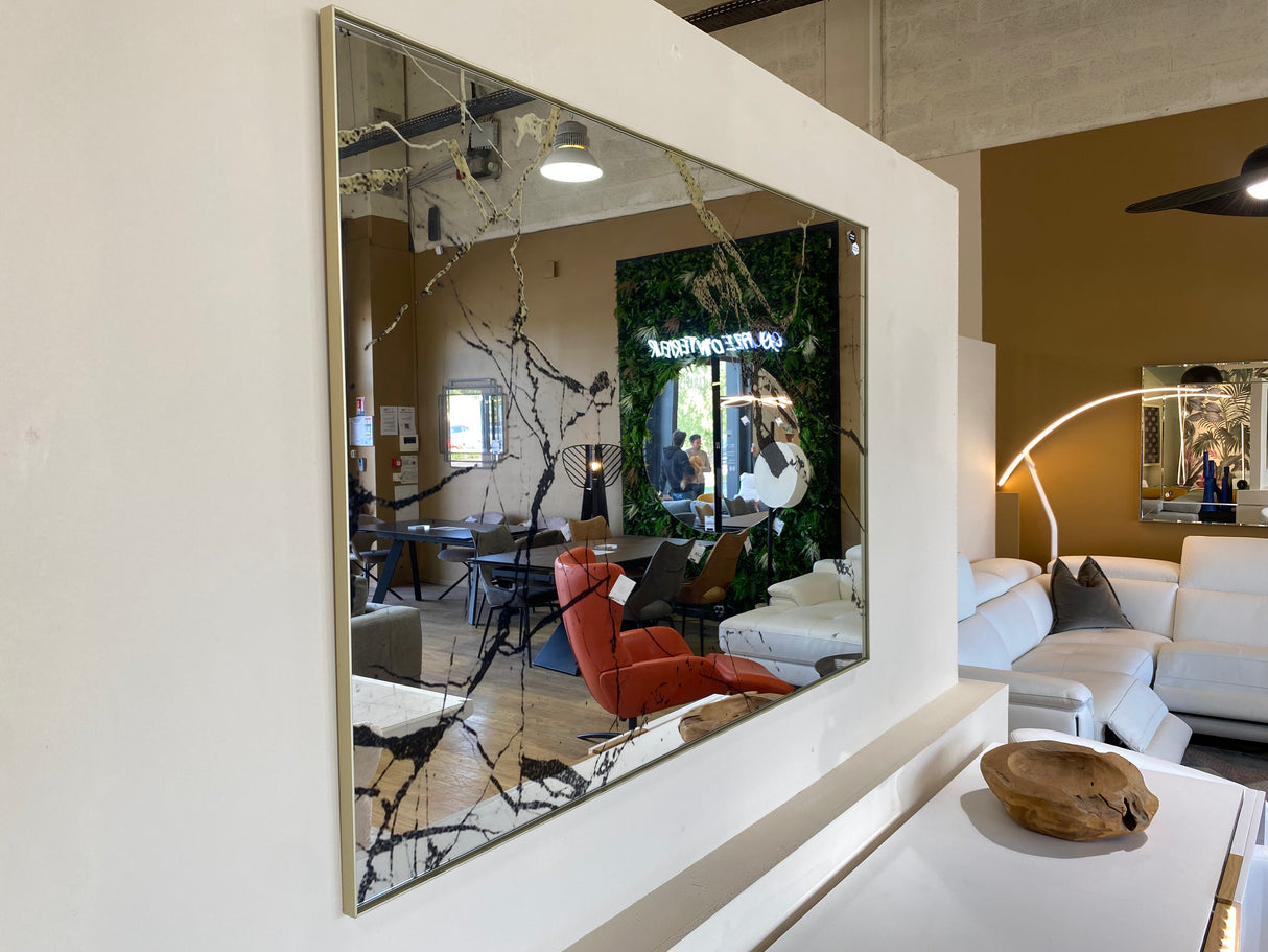 Miroir mural design moderne Marie en situation – salon – cadre doré – vue 3/4