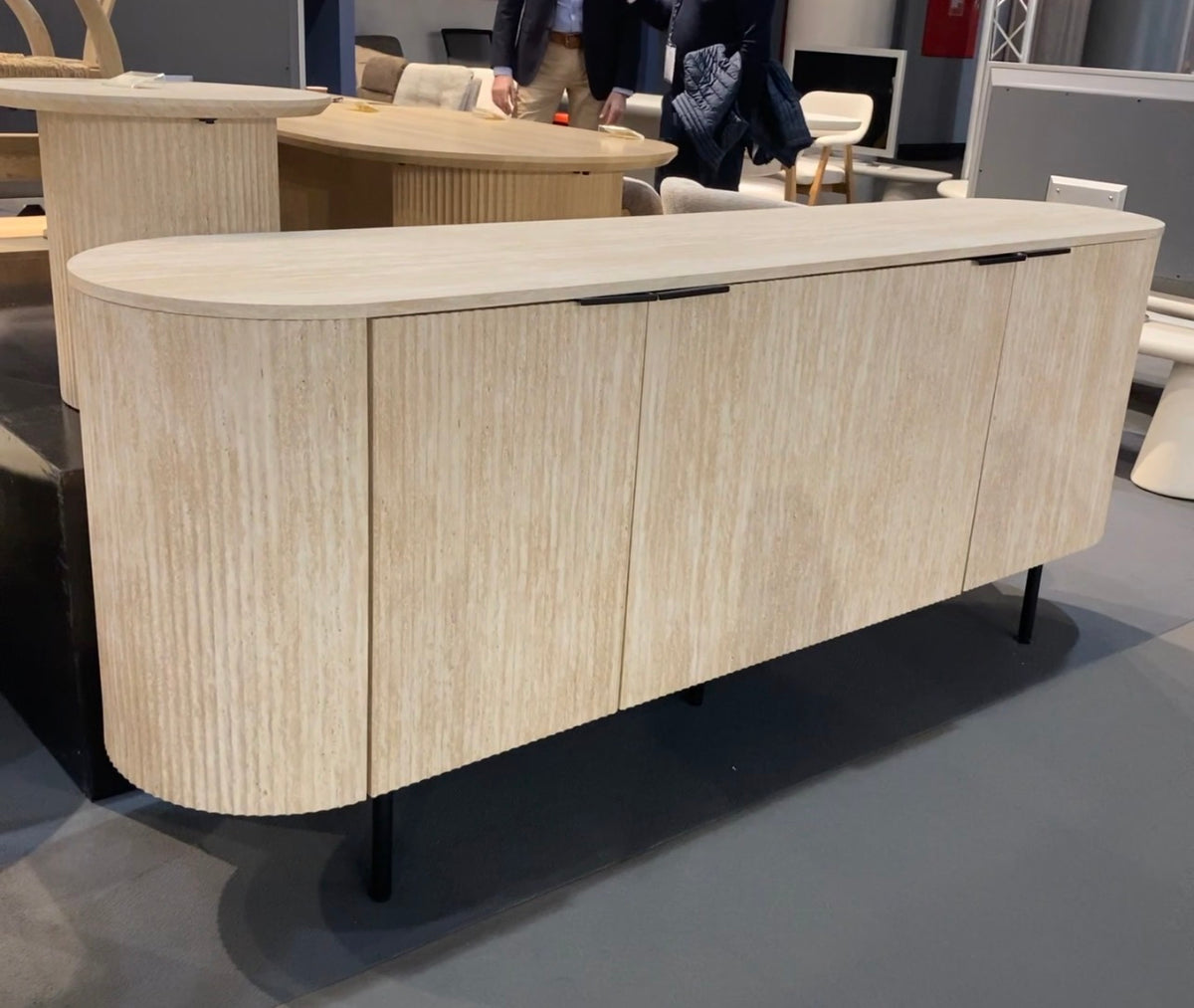 Buffet 4 portes cannelé arrondi effet travertin avec pieds en métal noir - Souffle d’intérieur