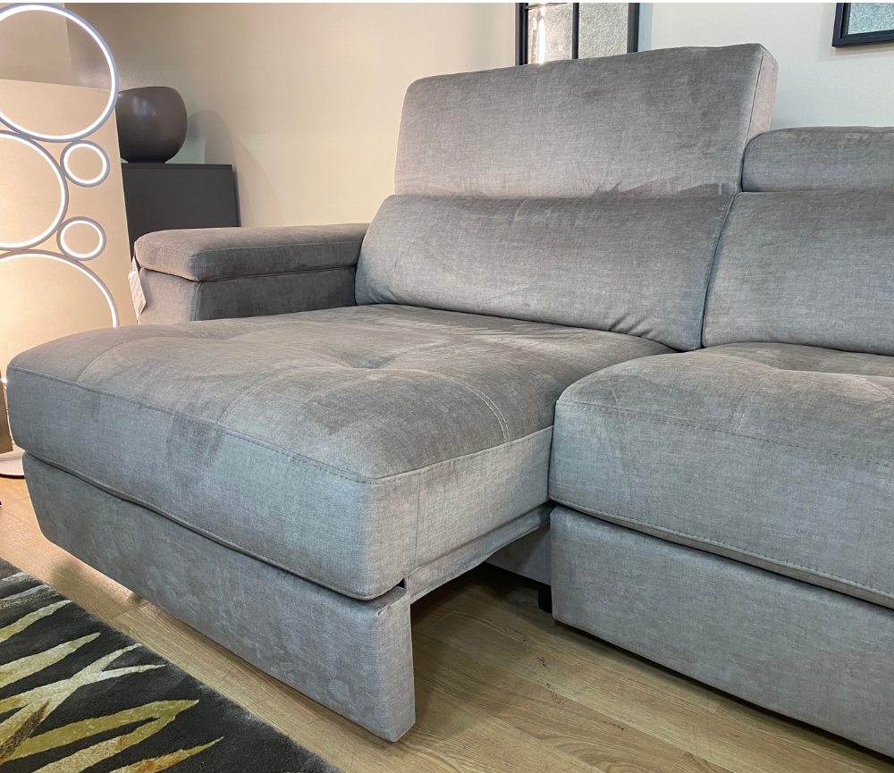 Zoom sur le mécanisme des assises coulissantes du canapé Maggy en velours gris