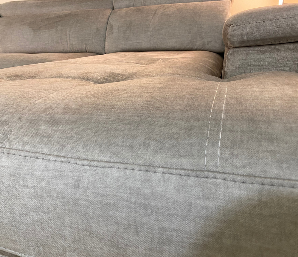 zoom sur la texture du tissu du canapé d'angle assises coulissantes profonde