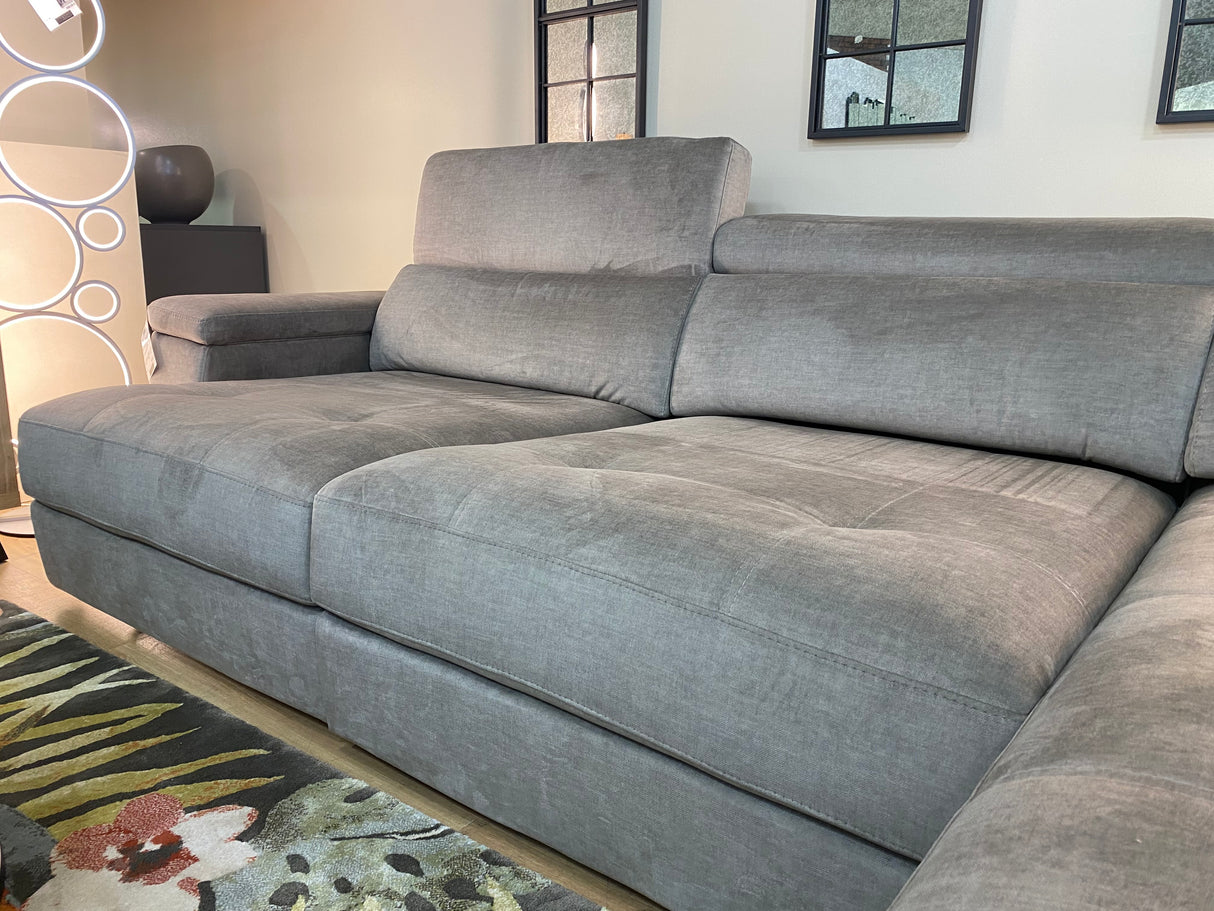 Canapé d'angle Maggy en velours gris vue d'ensemble montrant les assises coulissantes