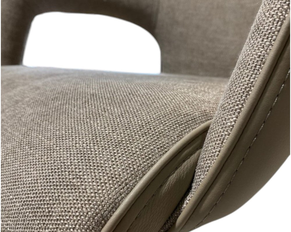 fauteuil de table à manger avec accoudoirs en tissu taupe - Lievens - Souffle d'intérieur