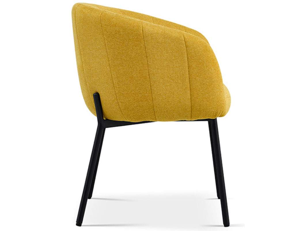 Chaise jaune de salle à manger avec accoudoirs et pieds en métal noir - Souffle d'intérieur