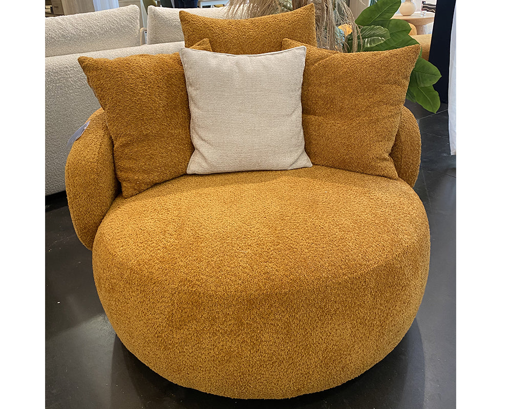 Fauteuil Popy en situation – en showroom – velours terracotta