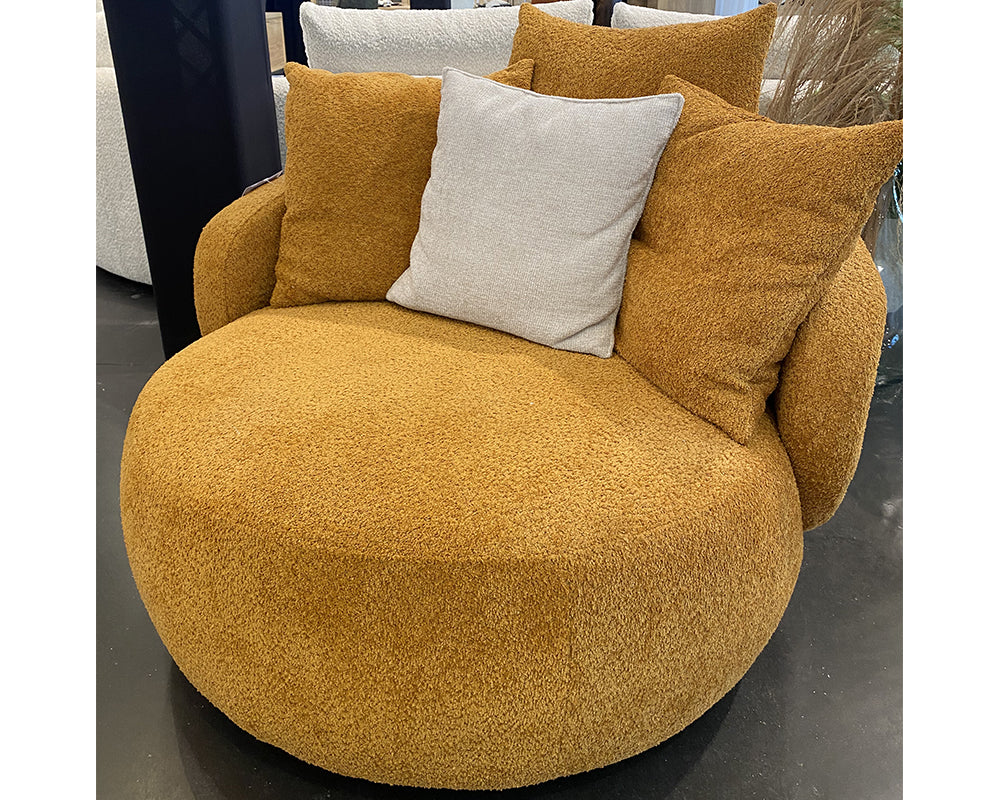 Fauteuil Popy en situation – salon – velours terracota - pied métal et bois