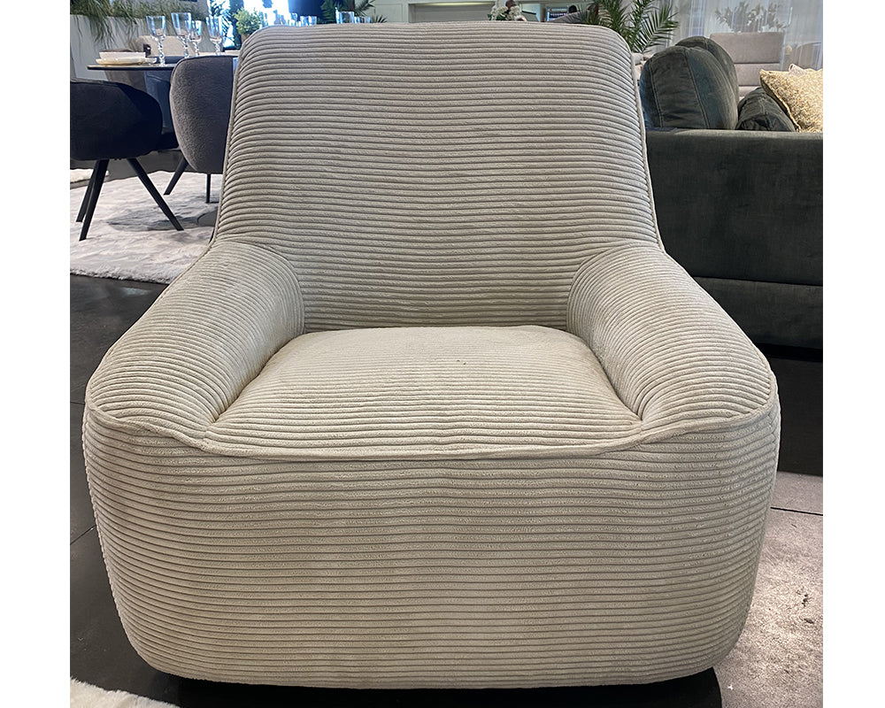 Fauteuil Marco en situation - en showroom - velours côtelé beige