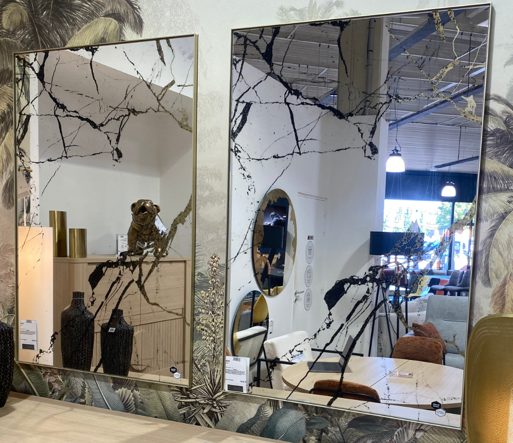 Miroir mural design moderne Marie en situation – salon – cadre doré – vue 3/4