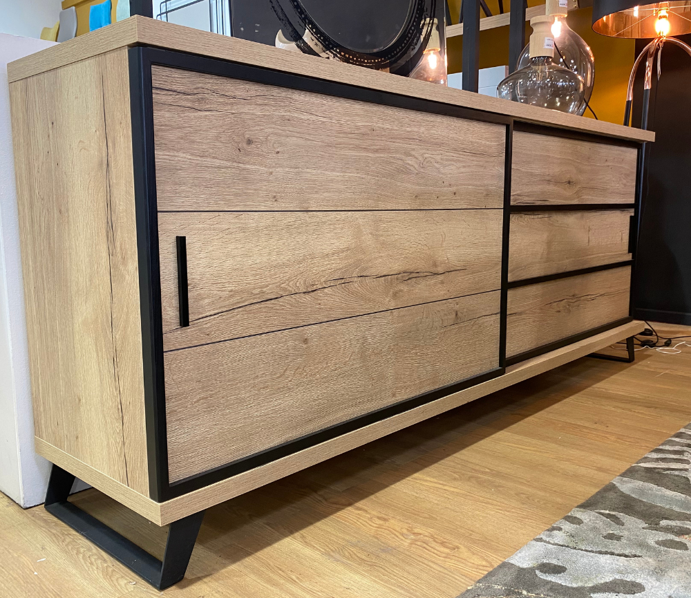 Buffet de salle à manger Rosa – vue 3/4 – bois naturel dans le magasin de meuble à Yerres – pieds métal noir