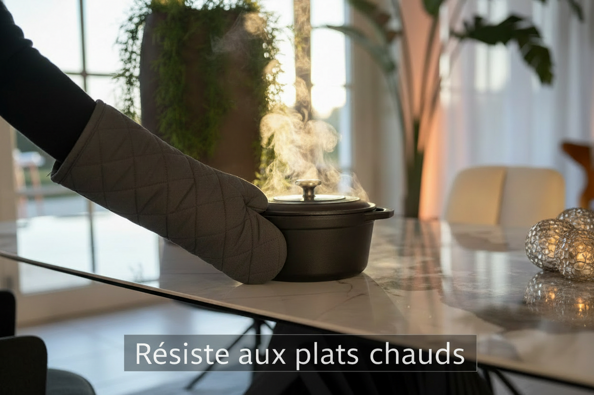 Céramique résistante à la chaleur - gros plan émotionnel casserole chaude sur le plateau de la table extensible effet marbre en ceramique