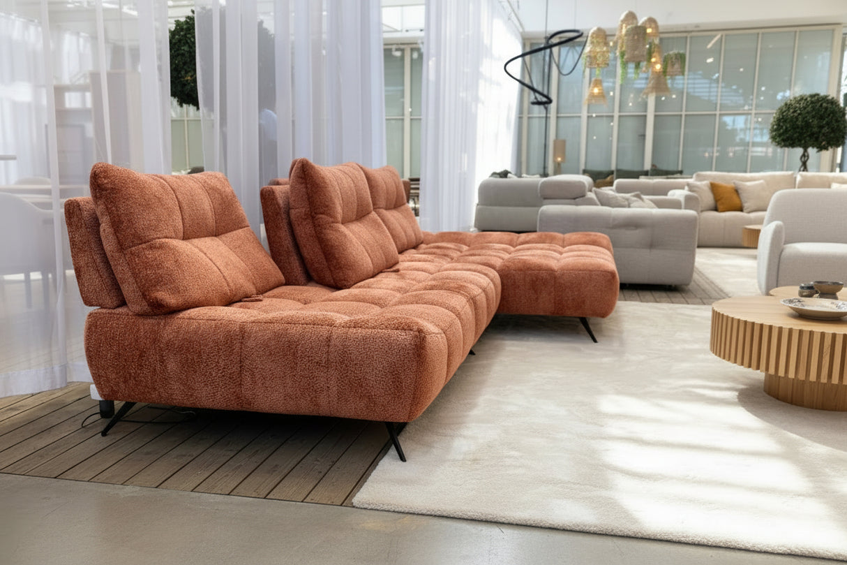 canapé d'angle avance recule en tissu bouclette terracotta vue de coté au magasin de erres Souffle d'intérieur