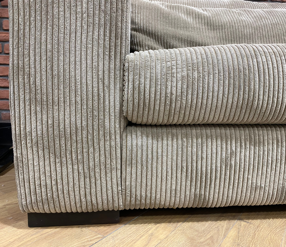 zoom détail assise canapé 3 places beige velours cotelé - Souffle d'intérieur - confort luxe