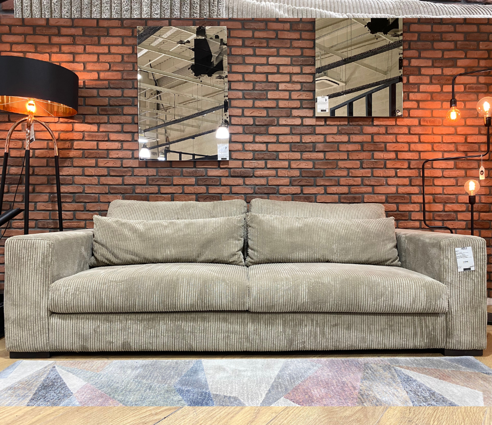 canapé 3 places beige velours cotelé - Souffle d'intérieur vue de face dans le magasin de canapé à Yerres - confort luxe