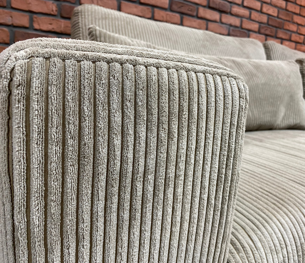 zoom détail accoudoir canapé 3 places beige velours cotelé - Souffle d'intérieur - confort luxe