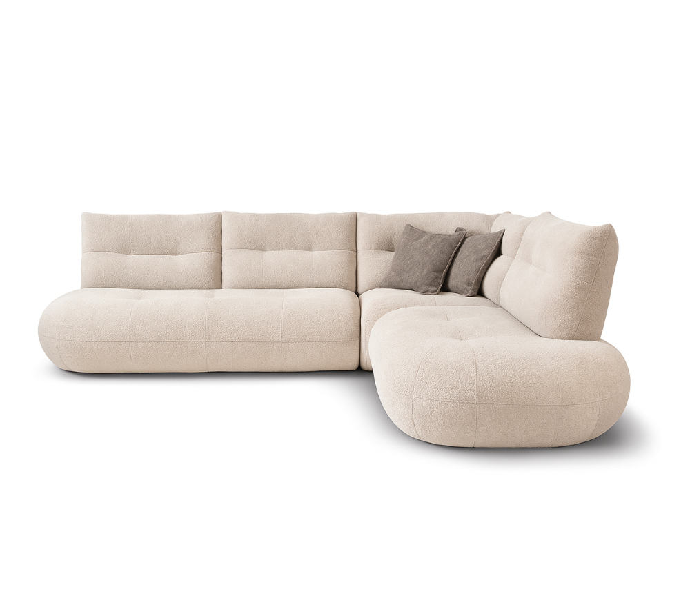 Canapé d’angle beige arrondi en velours Moony sur fond blanc – design contemporain haut de gamme par Souffle d’Intérieur