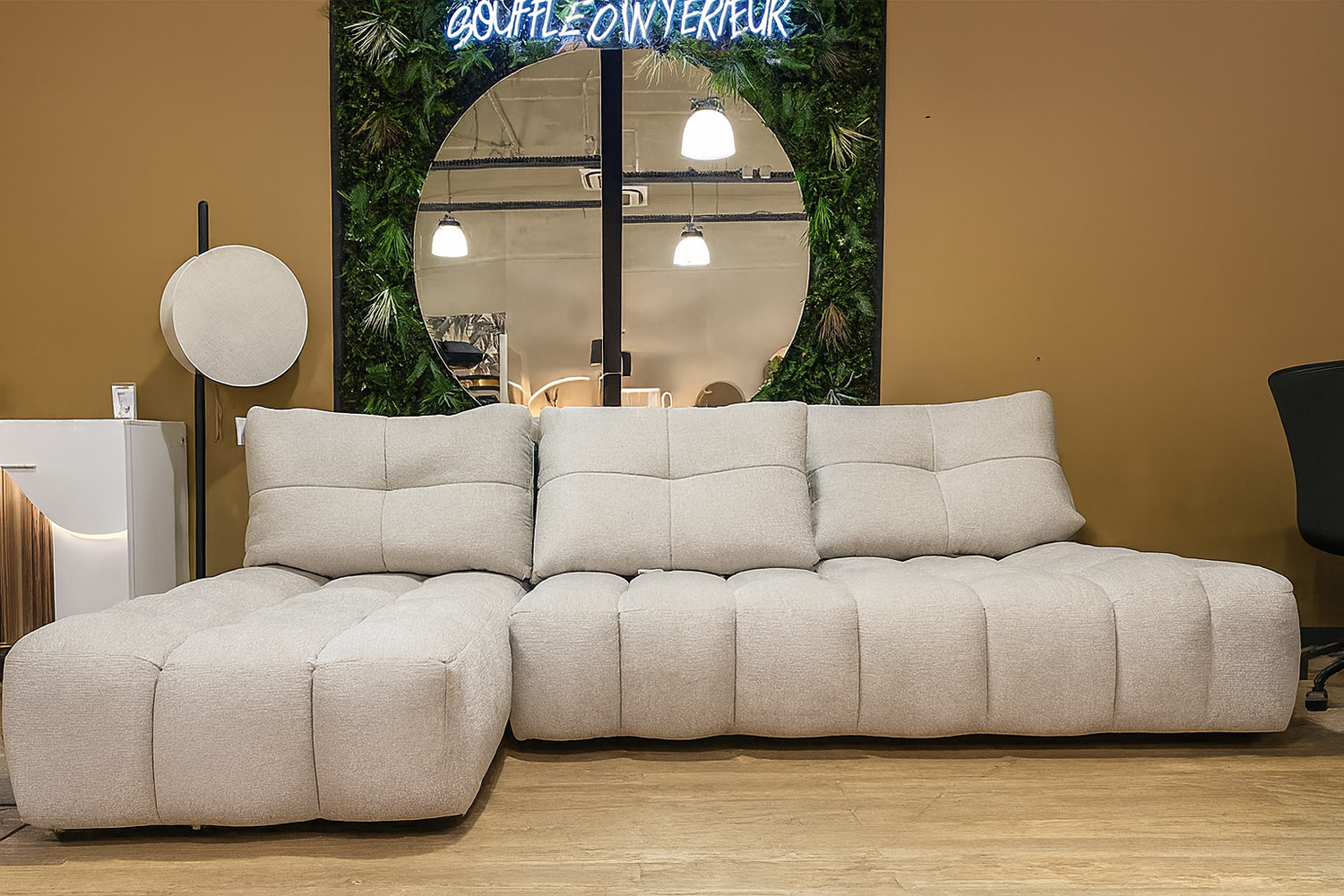 canapé d'angle beige avance recule Cassia dans le magasin Souffle d'intérieur à Yerres