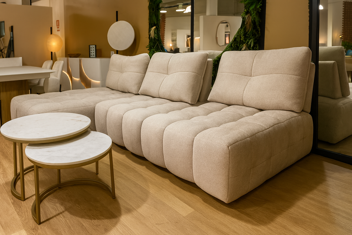 canapé d'angle beige avance recule dans le showroom Souffle d'intérieur à Yerres