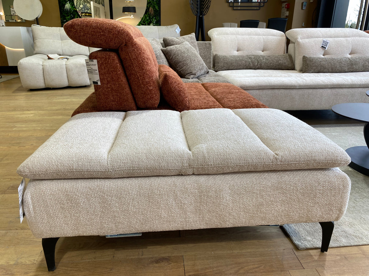 zoom meridienne pouf du canape panoramique modulable en tissu confortable dossiers avance recule dans un magasin de meuble