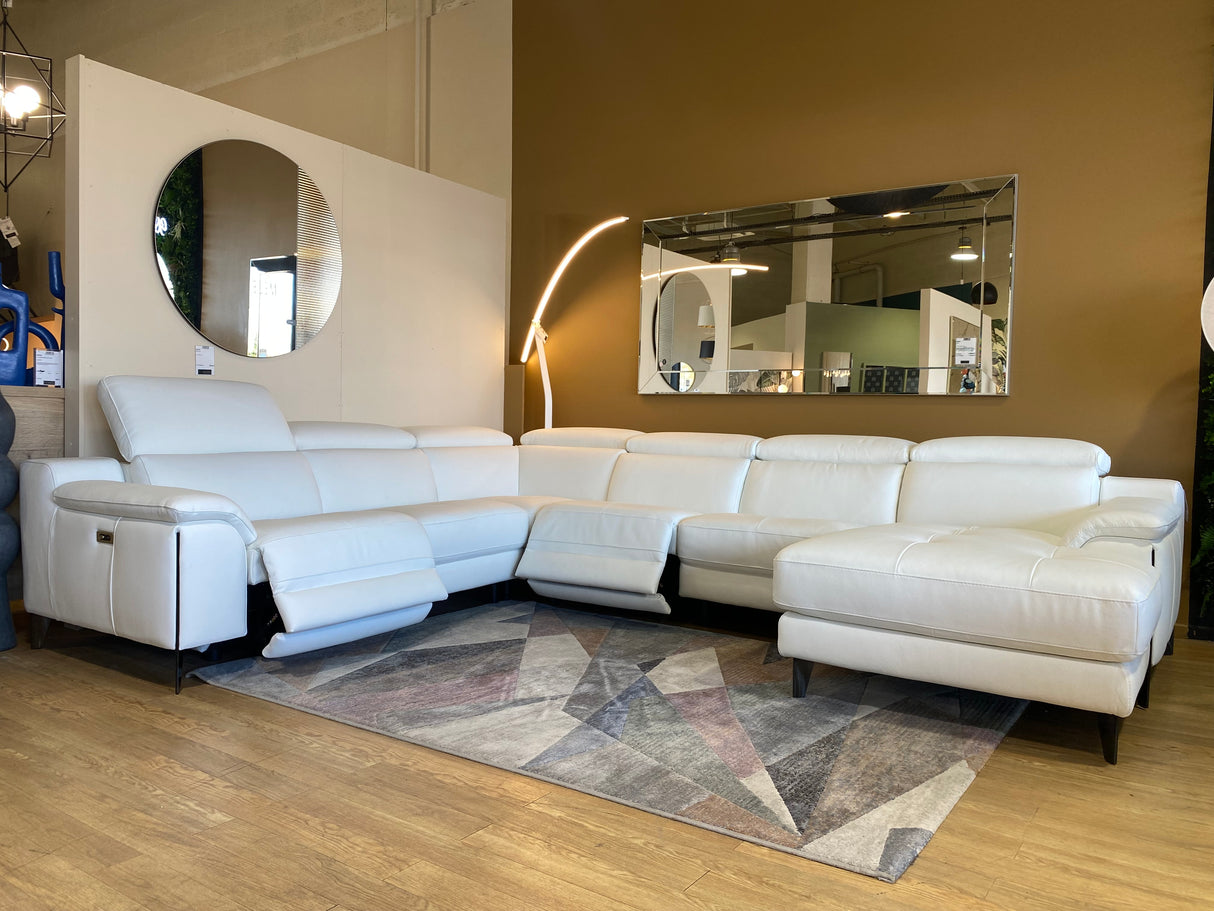 canapé panoramique en cuir relax au magasin