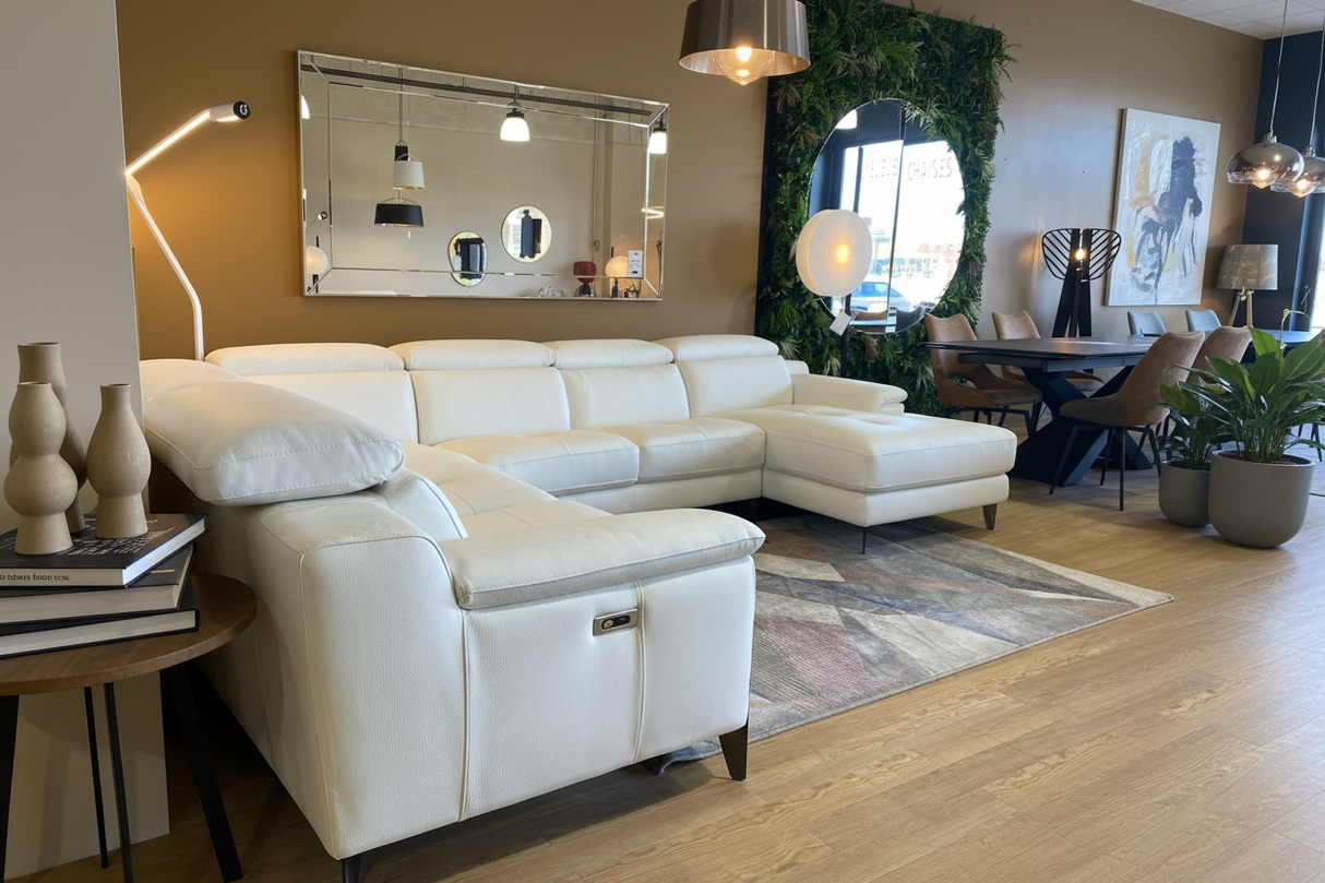 canapé panoramique en cuir relax electrique exposé dans le magasin de meubles à Yerres