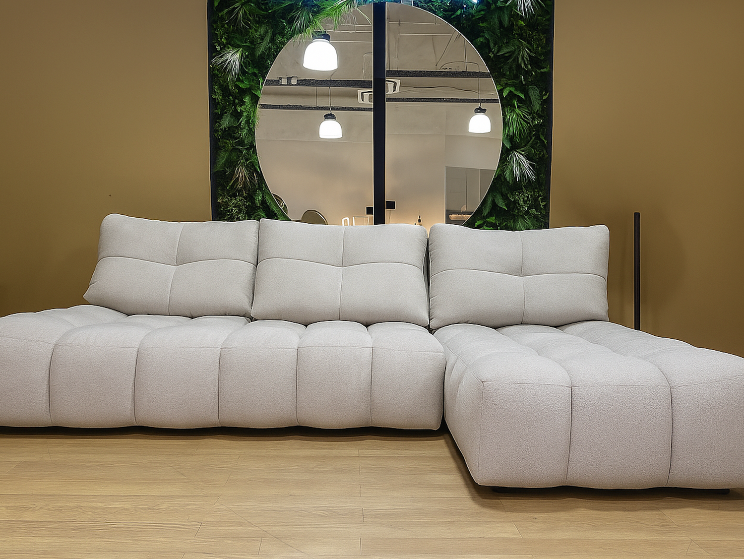 Canapé d'angle beige retour à droite vue de face dans le magasin Souffle d'intérieur à Yerres