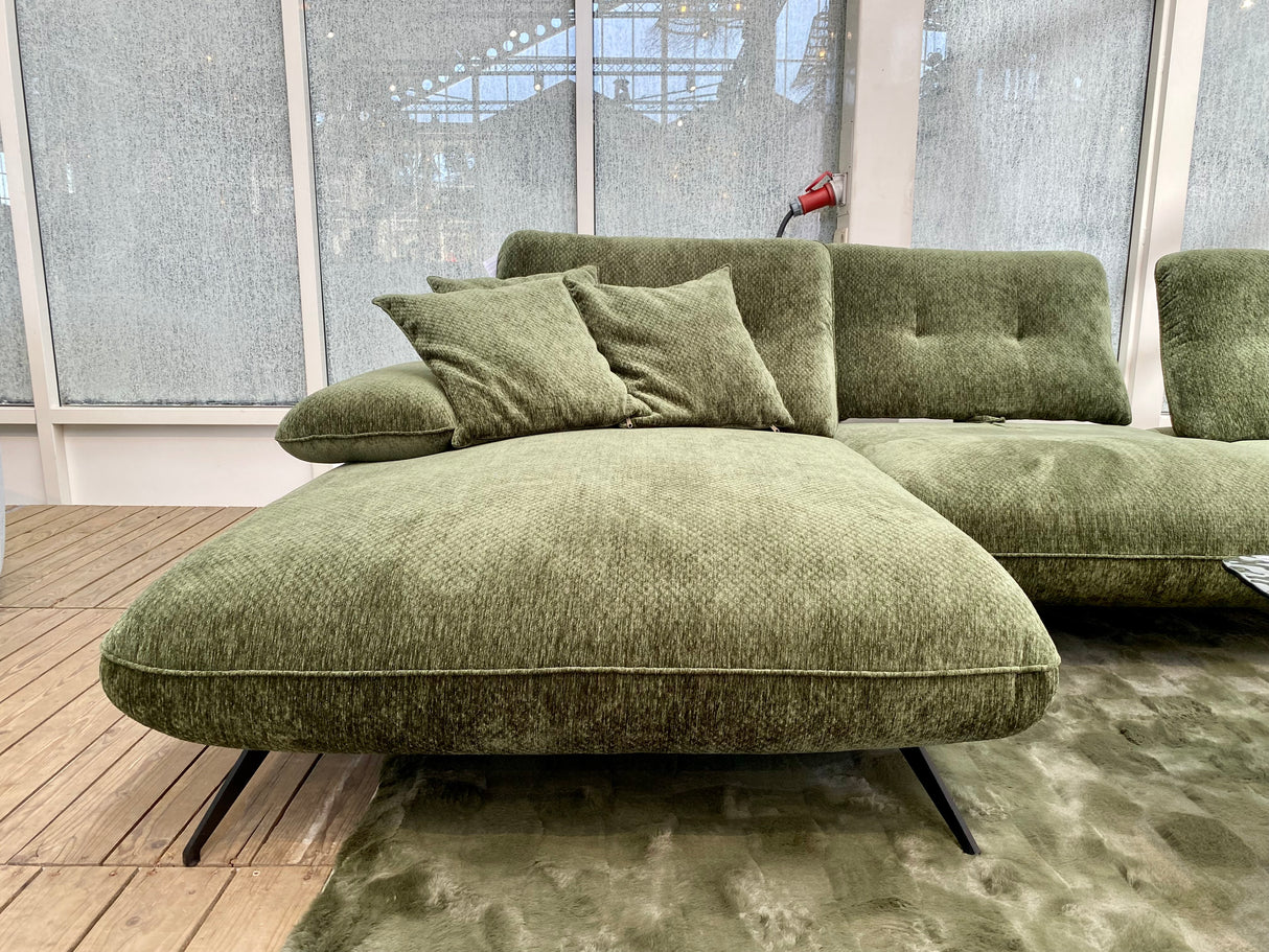 Détail du velours vert du canapé d'angle avec dossiers avance recule - Finition premium