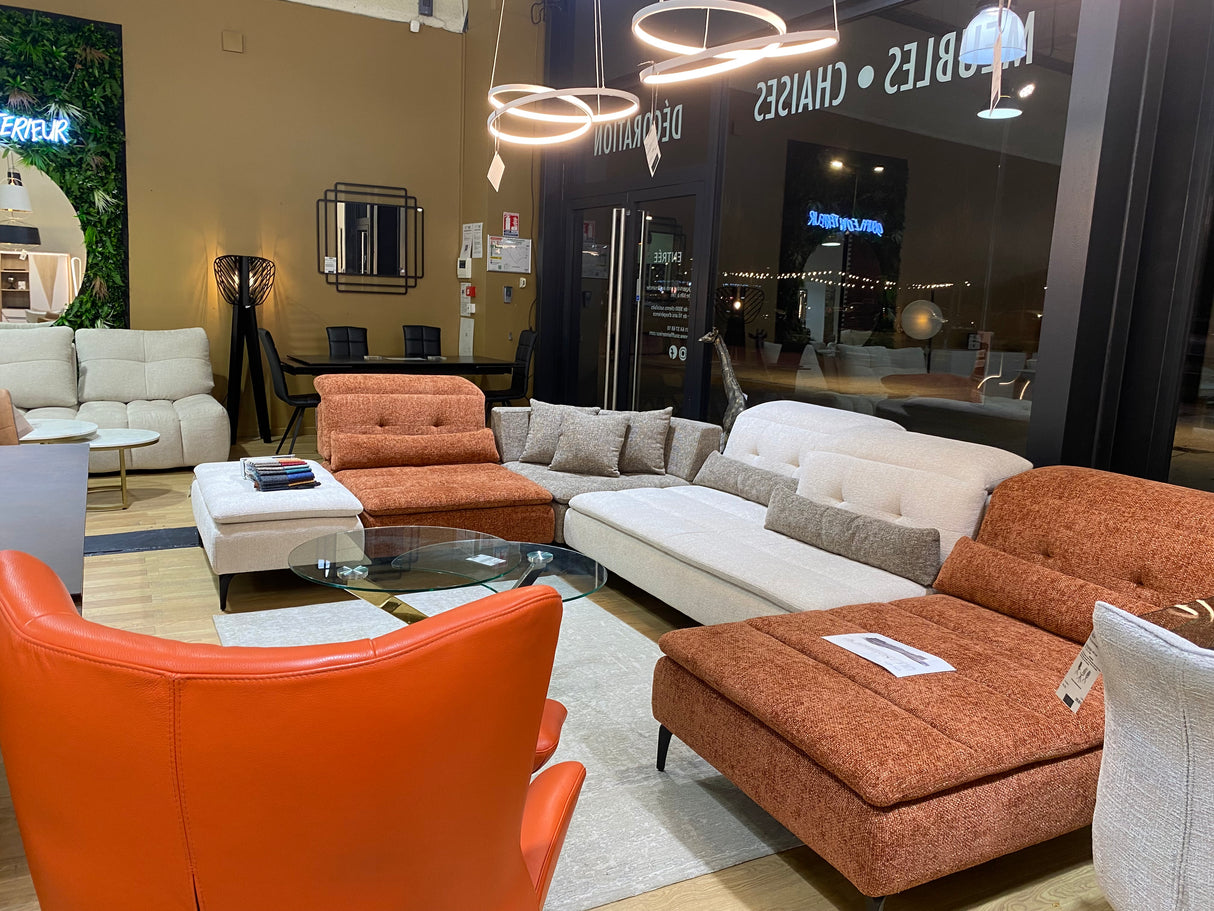 canape panoramique modulable en tissu confortable dossiers avance recule en ambiance dans un magasin de meuble