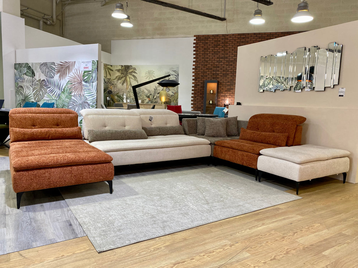 canape panoramique modulable en tissu confortable dossiers avance recule dans un magasin de meuble