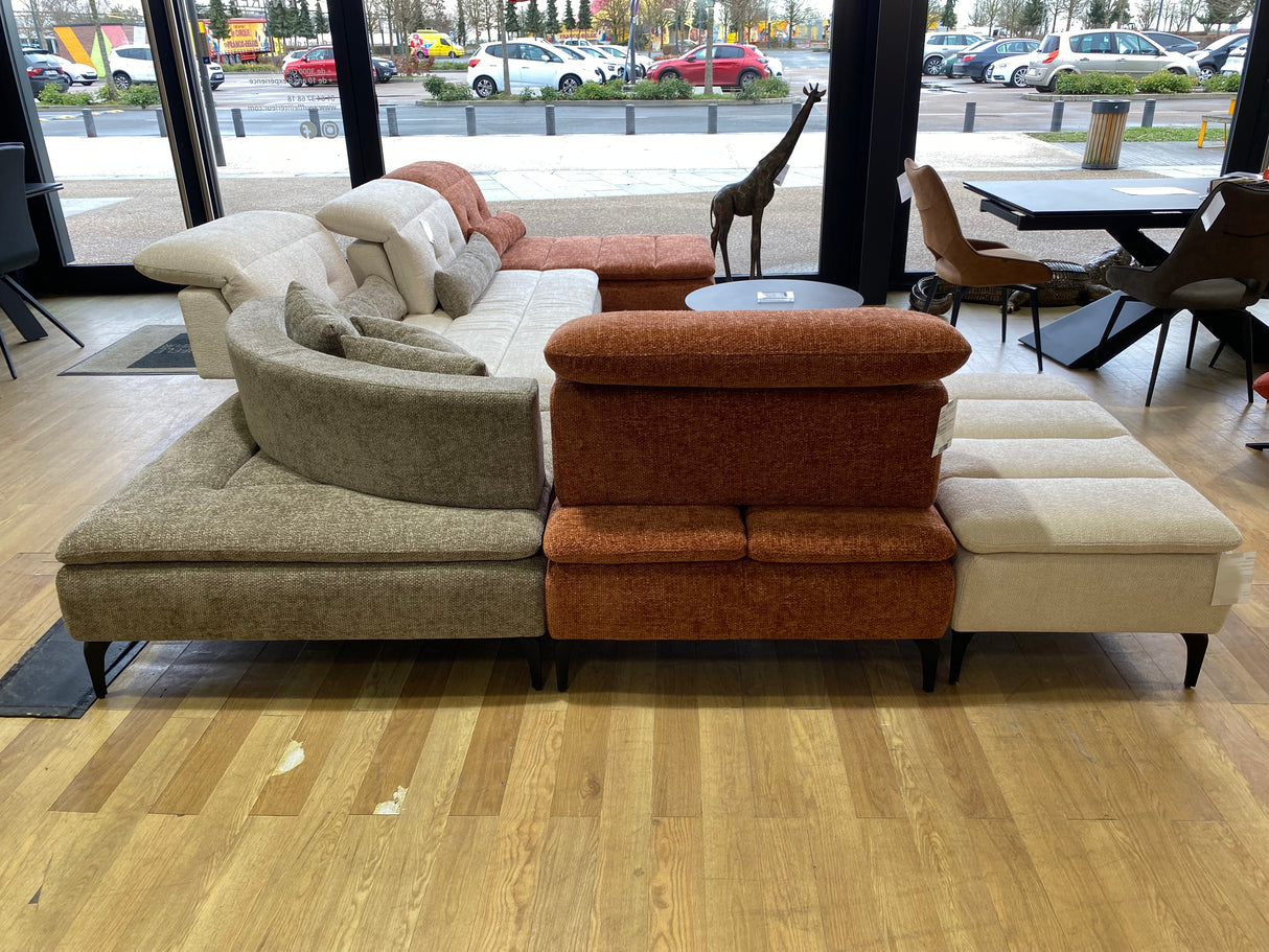 canape panoramique modulable en tissu confortable dossiers avance recule dans un magasin de meuble à Yerres - vue de dos