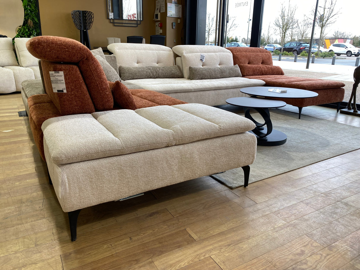 canape panoramique modulable en tissu confortable dossiers avance recule dans un magasin de meuble à Yerres