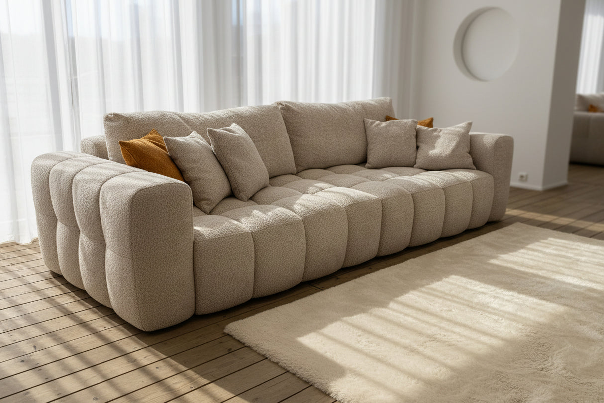 Canapé Éloïse droit bouclette beige – vue en showroom Souffle d'Intérieur Yerres, assises coulissantes