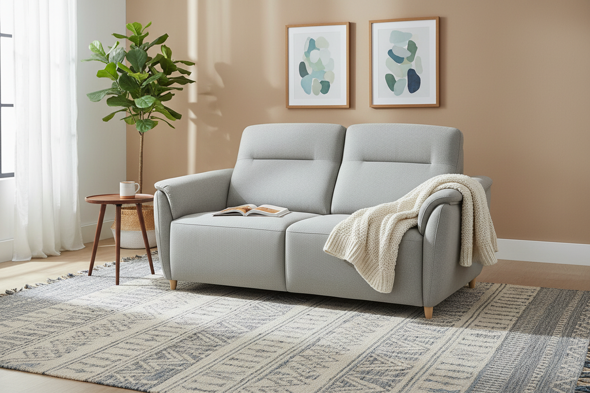 canapé convertible gris clair vue de biais sur fond blanc