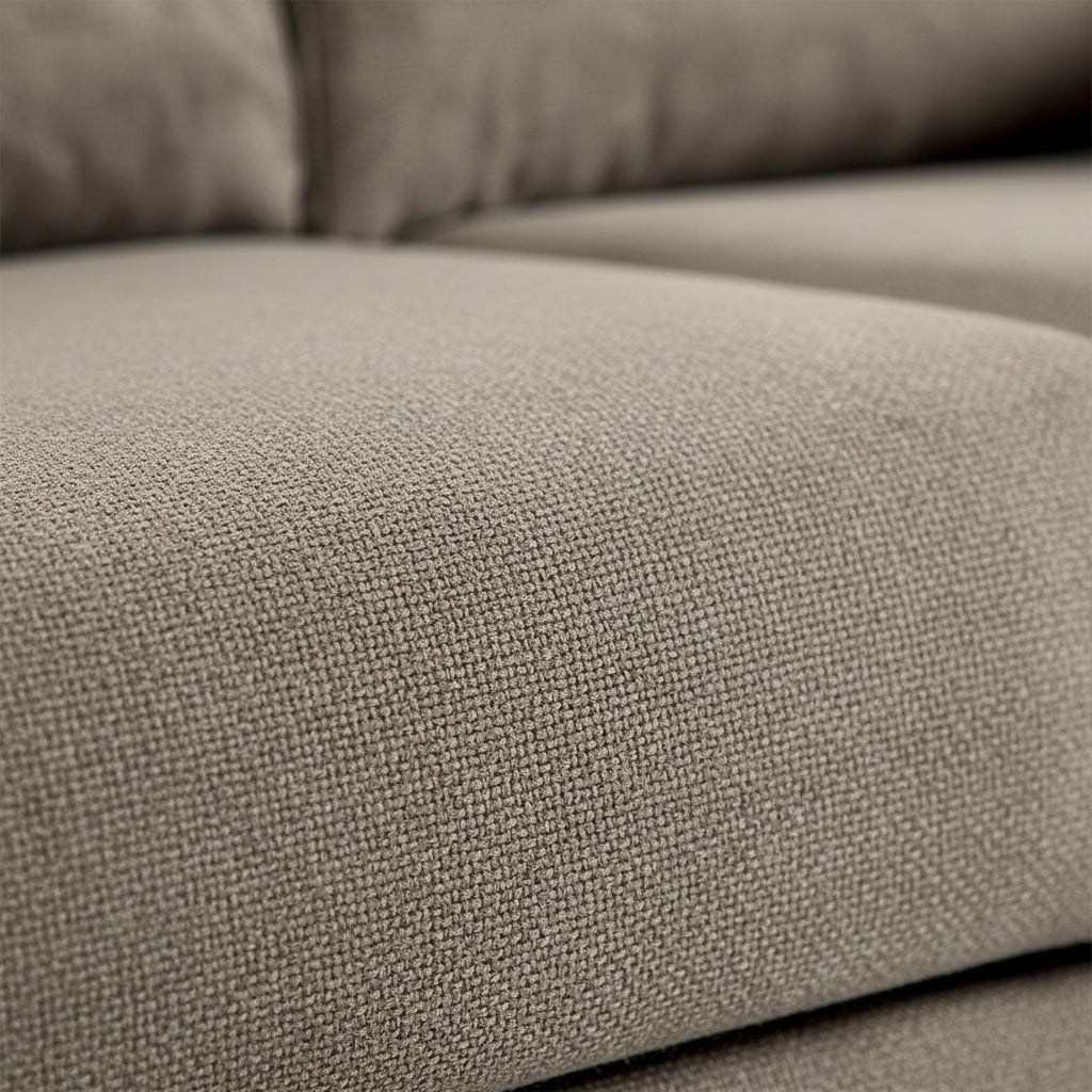 Canapé 3 places convertible Louise – vue 3/4 – tissu taupe – pieds bois noir