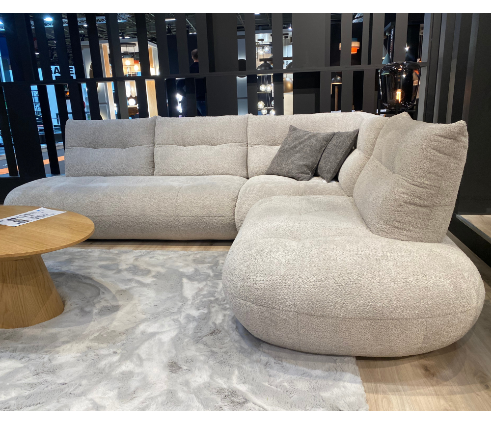 Canapé d’angle beige Moony exposé en showroom Souffle d’Intérieur à Yerres – élégance et confort contemporain