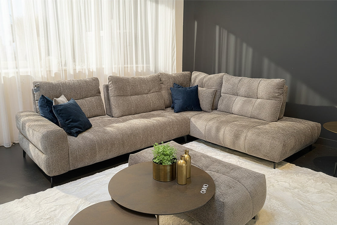 Canapé Mely en situation – salon – tissu velours