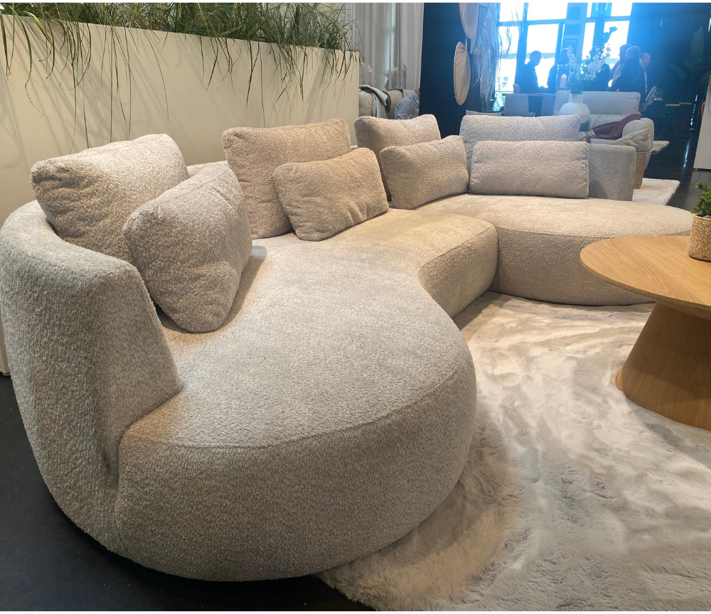 canapé d'angle beige en tissu bouclette dans le magasin de meuble a Yerres