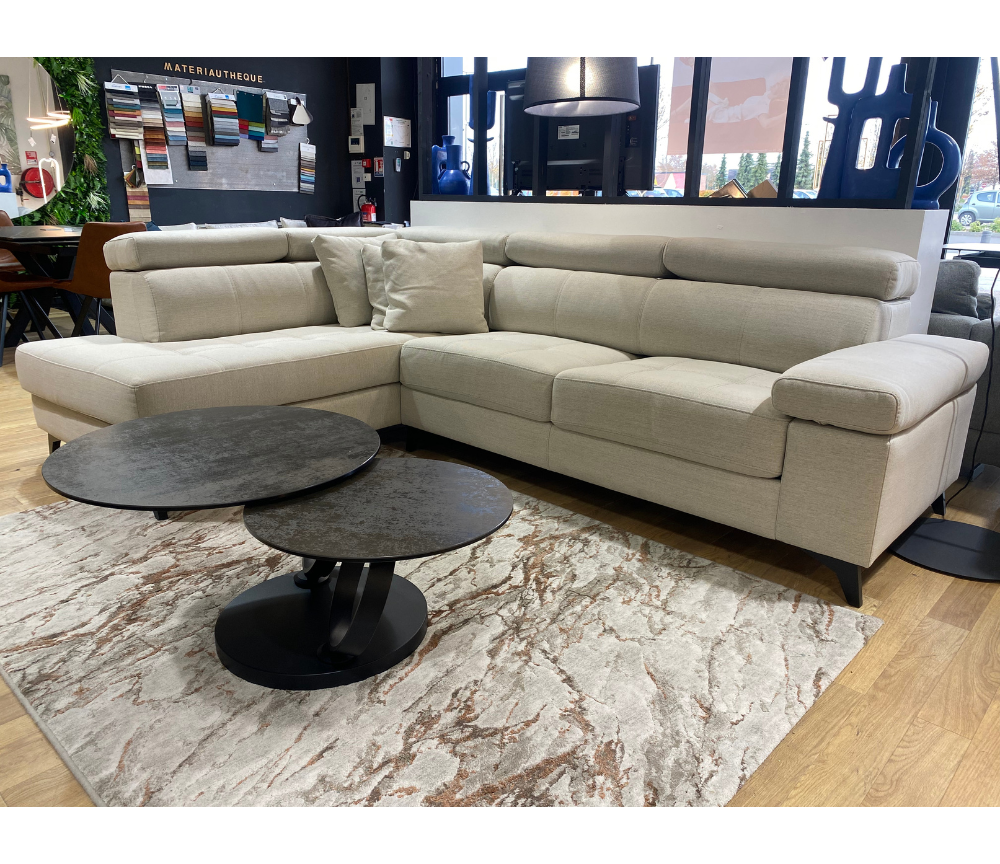 Canapé d'angle Pola en situation – salon – méridienne à gauche – tissu beige