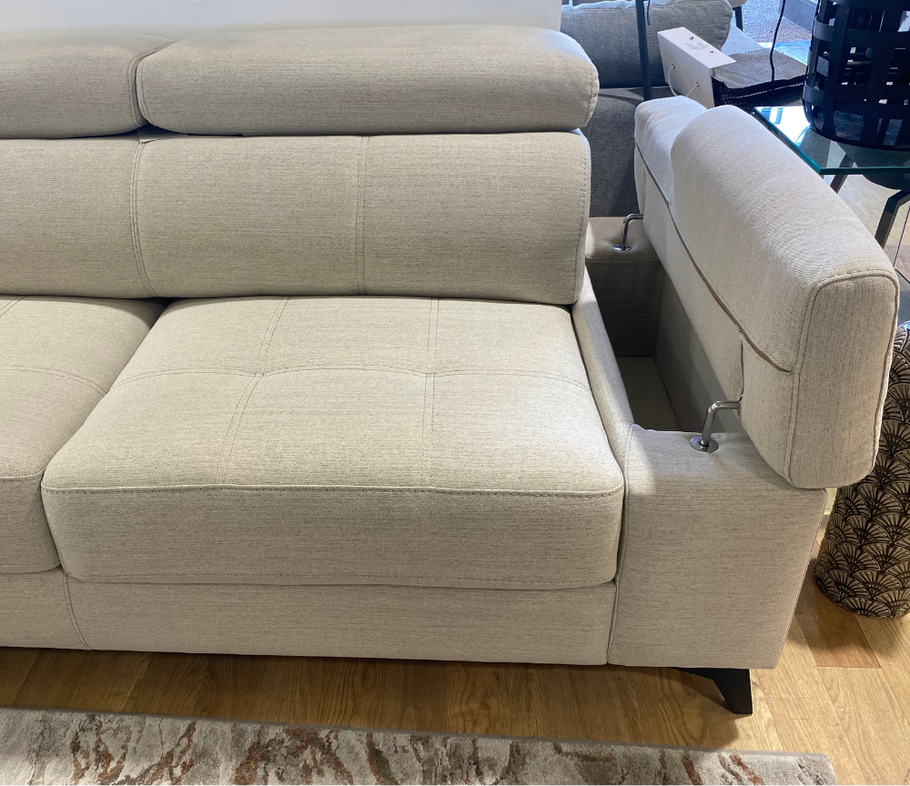 Détail canapé d'angle – Pola – méridienne à gauche – tissu beige – accoudoir relevé