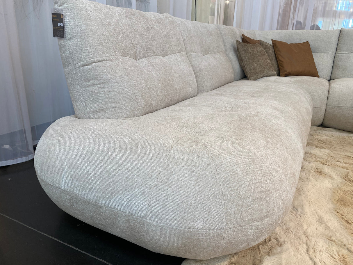 Canapé d’angle beige Moony exposé dans le showroom Souffle d’Intérieur à Yerres – design contemporain et confort haut de gamme