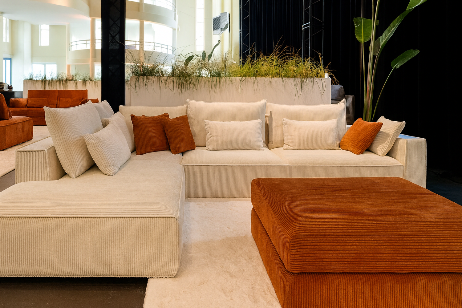 Canapé d'angle velours côtelé beige contemporain moderne en ambiance au magasin de Yerres