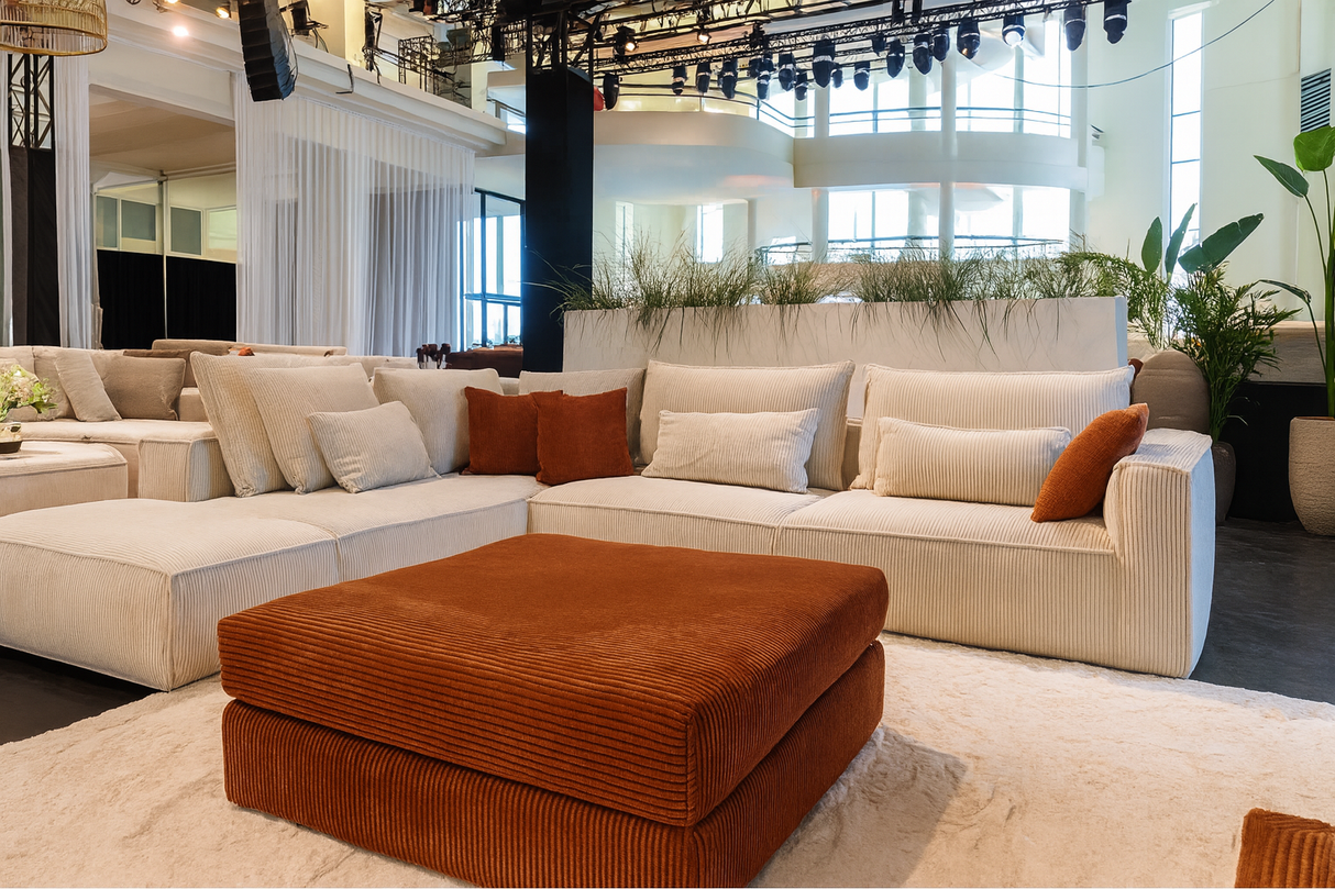 Canapé d'angle velours côtelé beige dans le magasin de meuble à Yerres, vue de biais