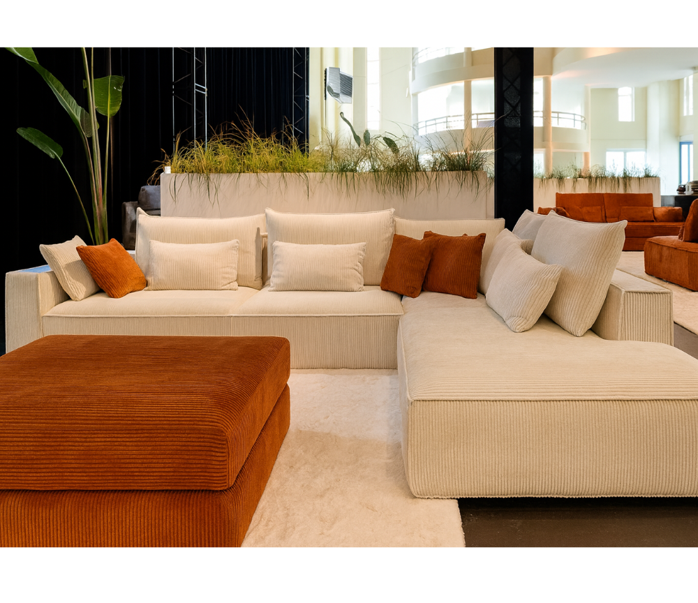 Canapé d'angle velours côtelé beige contemporain moderne avec l'angle à droite vue de face dans le magasin de canapé à Yerres en Essones.