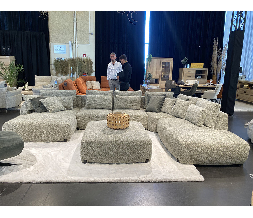 Canapé Jabo en situation – en showroom – tissu gris