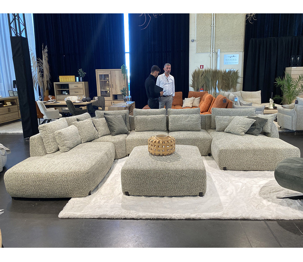Canapé Jabo en situation – en showroom – tissu gris