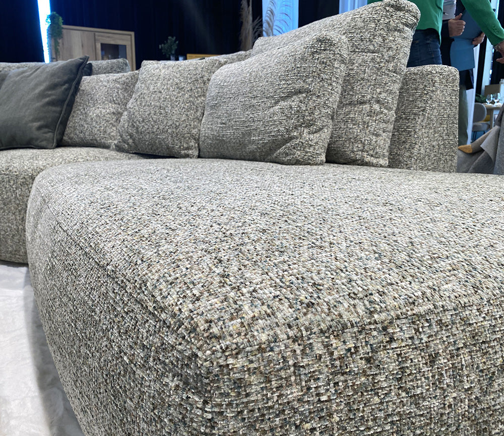 Détail assise canapé panoramique XXL Jabo - Mousse haute résilience tissu gris