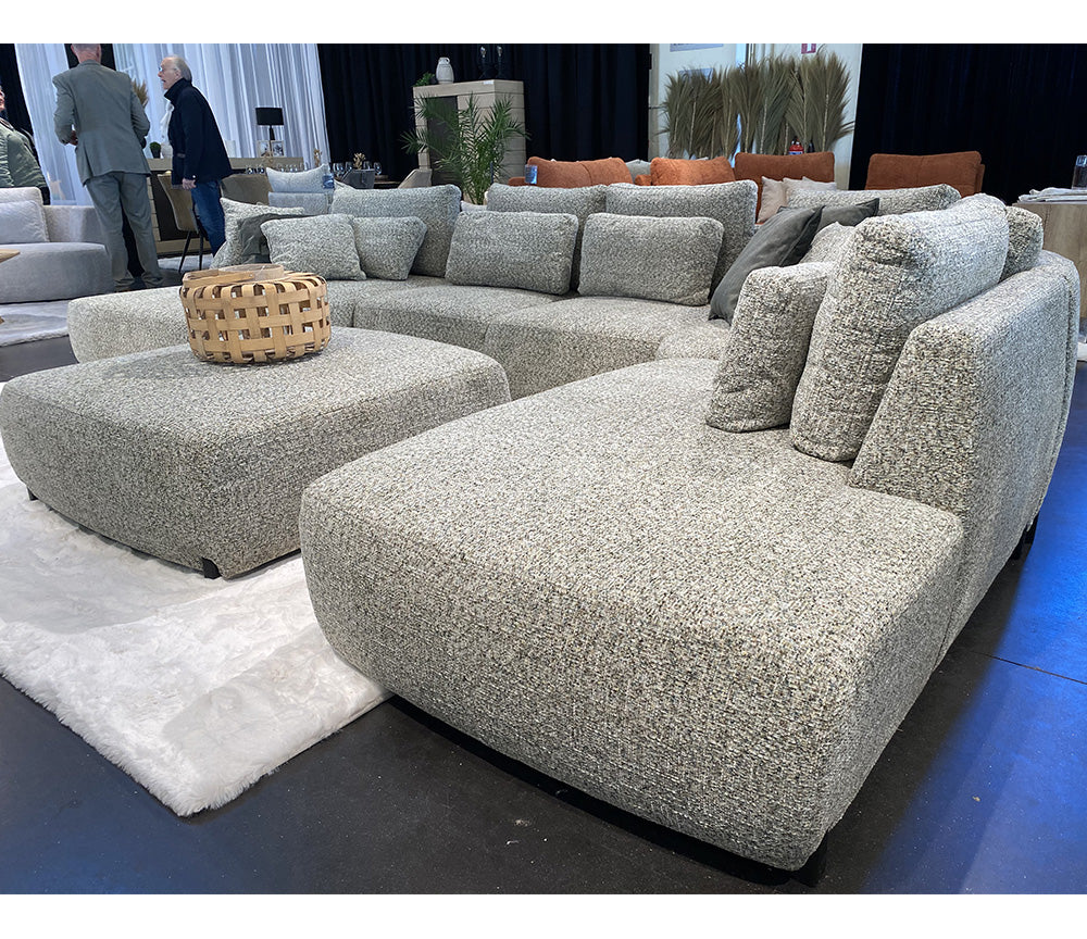 Canapé Jabo en situation – en showroom – tissu gris