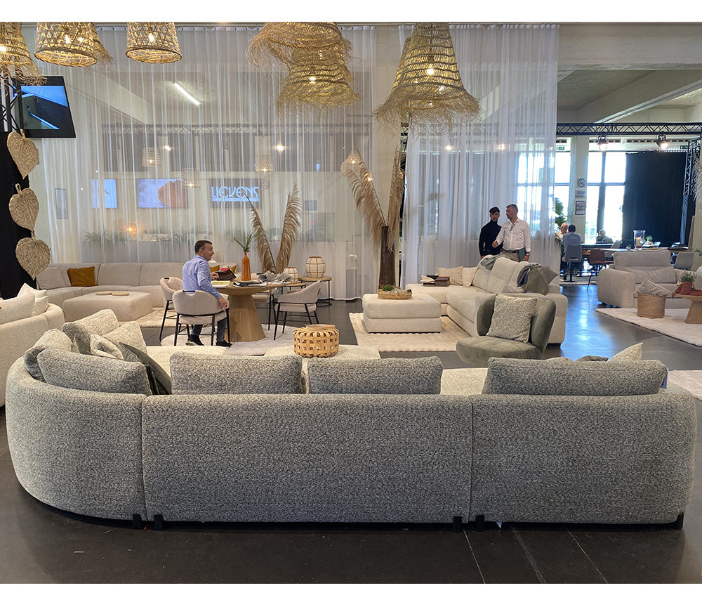 Canapé Jabo en situation – en showroom – tissu gris